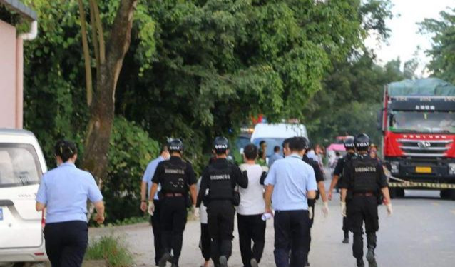 组织偷渡引发瑞丽疫情者被刑拘:瑞丽偷渡人员排队回国视频